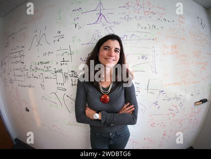 New Haven, Connecticut, USA. November 2022. LUCIE BERKOVITCH in ihren Büros in New Haven, Connecticut, wo sie als Postdoktorandin für Neurowissenschaften an der Yale University arbeitet. (Kreditbild: © Stan Godlewski/ZUMA Press Wire) NUR REDAKTIONELLE VERWENDUNG! Nicht für kommerzielle ZWECKE! Stockfoto