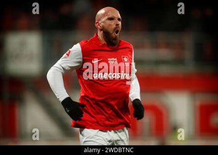 Maastricht, Niederlande. Januar 2024. MAASTRICHT, NIEDERLANDE - 19. JANUAR: Bryan Smeets vom MVV Maastricht wurde während des Matches MVV Maastricht zwischen Jong FC Utrecht am 19. Januar 2024 in de Geusselt in Maastricht, Niederlande, mit Krämpfen geschlagen. (Foto von Orange Pictures) Credit: dpa/Alamy Live News Stockfoto