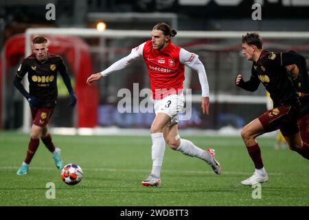 Maastricht, Niederlande. Januar 2024. MAASTRICHT, NIEDERLANDE - 19. JANUAR: Ozgur Aktas vom MVV Maastricht spielt mit dem Ball während des Matches MVV Maastricht zwischen Jong FC Utrecht am 19. Januar 2024 in de Geusselt in Maastricht, Niederlande. (Foto von Orange Pictures) Credit: dpa/Alamy Live News Stockfoto