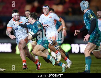 Scarlets' Ioan Lloyd am Ball während des EPCR Challenge Cup Matches im Parc y Scarlets, Llanelli. Bilddatum: Freitag, 19. Januar 2024. Stockfoto