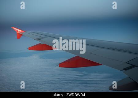 EasyJet Logo Easy Jet Logo auf dem Flugzeugflügel, das über Wolken über Mitteleuropa fliegt. 2024 2020er Jahre HOMER SYKES Stockfoto