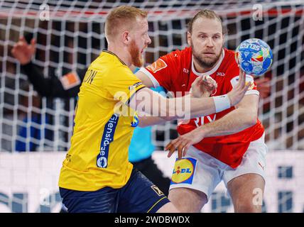 Henrik Mollgaard, Dänemark (R) und Schwedens Jim Gottfridsson im Einsatz beim EHF-Europameisterspiel zwischen Dänemark und Schweden in der Barclay Arena in Hamburg am Freitag, den 19. Januar 2024. Stockfoto