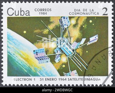 Gestempelte Briefmarke von Kuba, auf der Satellit 'Electron-1' (UdSSR), 1964, Tag der Kosmonautik, um 1984 zu sehen ist. Stockfoto