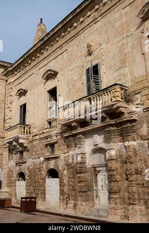 Vittoriosa, drei Städte Malta, verlassene, zerbröckelnde sehr alte, einst wunderschöne, wohlhabende Einfamilienhäuser in Malta, am Wasser wegen Vernachlässigung usw. verfallen jetzt. Insel Malta Europa. 2024 2000er Jahre HOMER SYKES Stockfoto