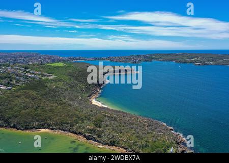 Wunderschöner Blick über die Drohne aus der Höhe auf Grotto Point und Washaway Beach im Vorort Clontarf, Sydney, New South Wales, Australien. Männlich und NOR Stockfoto