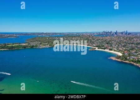 Wunderschöner Blick auf Balmoral Beach und Edwards Beach im Vorort Mosman, Sydney, New South Wales, Australien. CBD und Süd Stockfoto