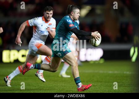 Scarlets' Steff Evans bricht beim EPCR Challenge Cup Spiel im Parc y Scarlets, Llanelli durch. Bilddatum: Freitag, 19. Januar 2024. Stockfoto