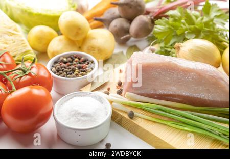 Viele verschiedene Gemüsesorten für die Suppe. Borschtsch Gemüse, Stockfoto