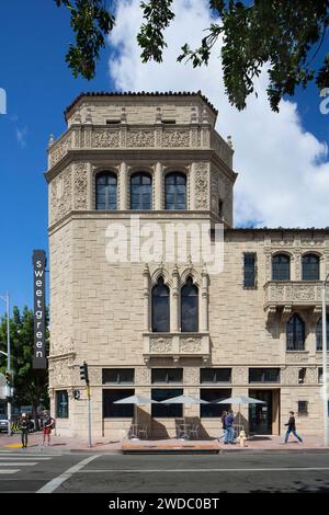 Professionelle Architekturfotografie von Chapman Court, gemischtes Gebäude im spanischen Revival, entworfen von Morgan, Walls & Clements 1928, 6th St in LA Stockfoto