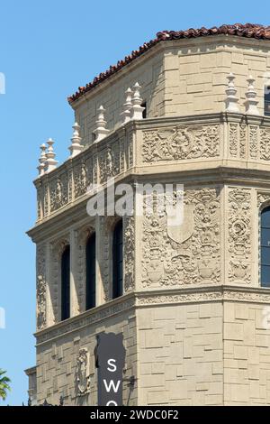 Professionelle Architekturfotografie von Chapman Court, gemischtes Gebäude im spanischen Revival, entworfen von Morgan, Walls & Clements 1928, 6th St in LA Stockfoto