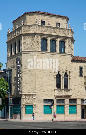 Professionelle Architekturfotografie von Chapman Court, gemischtes Gebäude im spanischen Revival, entworfen von Morgan, Walls & Clements 1928, 6th St in LA Stockfoto