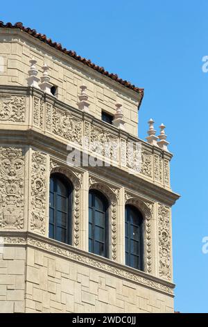 Professionelle Architekturfotografie von Chapman Court, gemischtes Gebäude im spanischen Revival, entworfen von Morgan, Walls & Clements 1928, 6th St in LA Stockfoto