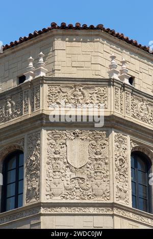 Professionelle Architekturfotografie von Chapman Court, gemischtes Gebäude im spanischen Revival, entworfen von Morgan, Walls & Clements 1928, 6th St in LA Stockfoto