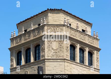 Professionelle Architekturfotografie von Chapman Court, gemischtes Gebäude im spanischen Revival, entworfen von Morgan, Walls & Clements 1928, 6th St in LA Stockfoto