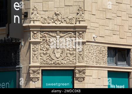 Professionelle Architekturfotografie von Chapman Court, gemischtes Gebäude im spanischen Revival, entworfen von Morgan, Walls & Clements 1928, 6th St in LA Stockfoto