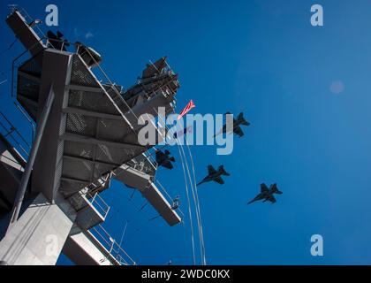 240116-N-TD381-1184 AUF SEE (16. Januar 2024) Flugzeuge des Flugzeugträgers USS Carl Vinson (CVN 70) der Nimitz-Klasse führen am 16. Januar einen Überflug während einer dreiseitigen Übung durch. Die Übung ermöglichte es den Seestreitkräften aus Japan, der Republik Korea und den USA, gemeinsam zu trainieren, um die Koordinierung im Bereich des maritimen Bereichs und anderer gemeinsamer Sicherheitsinteressen zu verbessern. Vinson, das Flaggschiff der Carrier Strike Group ONE, wird im Einsatzgebiet der 7. US-Flotte eingesetzt, um einen freien und offenen Indo-Pazifik zu unterstützen. (Foto der U.S. Navy von Mass Communication Specialist 2nd Class Isaiah B. Goessl) Stockfoto