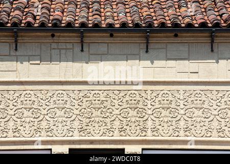 Professionelle Architekturfotografie von Chapman Court, gemischtes Gebäude im spanischen Revival, entworfen von Morgan, Walls & Clements 1928, 6th St in LA Stockfoto