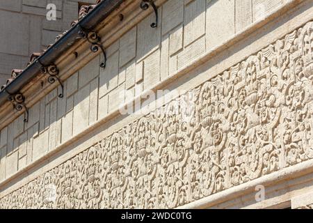 Professionelle Architekturfotografie von Chapman Court, gemischtes Gebäude im spanischen Revival, entworfen von Morgan, Walls & Clements 1928, 6th St in L.A. Stockfoto