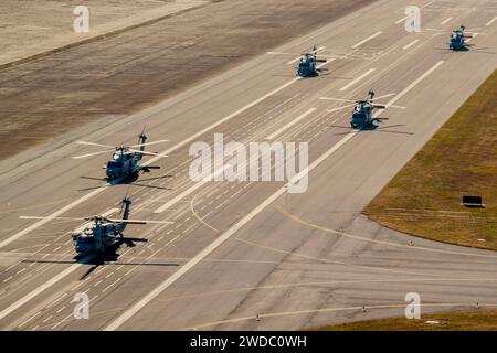 Die Hubschrauber MH-60R und MH-60S von der Air Test and Evaluation Squadron (HX) ZWEI führen ein Formationsflug über der Naval Air Station Patuxent River und der umliegenden Gemeinde im südlichen Maryland durch. Offizielle Fotos der US Navy von Erik Hildebrandt. Stockfoto