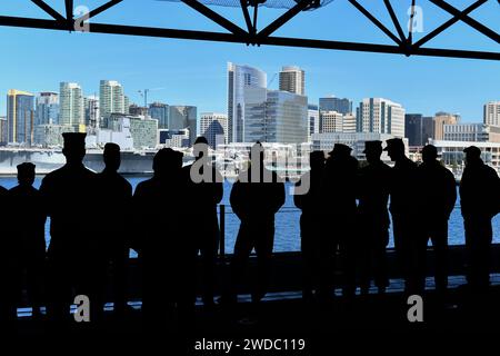 Die der USS Boxer (LHD 4) zugewiesenen Seemänner und Marines genießen die Aussicht, während das Schiff am 18. Januar 2024 zur Marinebasis San Diego zurückkehrt. Die Boxer Amphibious Ready Group, bestehend aus Boxer, USS Somerset (LPD 25) und USS Harpers Ferry (LSD 49), sowie die eingestiegene 15th Marine Expeditionary Unit, führen integrierte Trainings- und Routineoperationen in der 3rd Fleet durch. (Foto der U.S. Navy von Seaman Tyler Miles, Spezialist für Massenkommunikation) Stockfoto