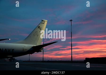 231216-N-AN659-1001 CONSTANTA, Rumänien (16. Dezember 2023) -- Ein P-8A Poseidon, das der Patrol Squadron (VP) 46, den „Grauen Rittern“, zugewiesen wurde, sitzt auf der Fluglinie auf der 57. Luftwaffenbasis Mihail Kogălniceanu (MK) der rumänischen Luftwaffe am 16. Dezember 2023. Matrosen von VP-46 entsandten sich zu MK, um die Operationen der 6. US-Flotte und die Interessen verbündeter Partner zu unterstützen. (Foto der US Navy von Mass Communication Specialist 2nd Class Jacquelin Frost.) Stockfoto