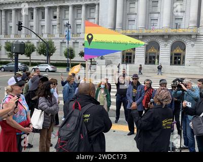 San Francisco, Kalifornien, USA. August 2023. Vor dem Rathaus von San Francisco versammeln sich Menschen, um am Samstag, den 26. August 2023, die Celebrate Tenderloin Tour in San Francisco, Kalifornien, zu besuchen. Die beworbene „˜Doom Loop Tour“ war eine No Show und sollte am Rathaus beginnen und verschiedene heruntergekommene Gebiete der Innenstadt von San Francisco abdecken. (Kreditbild: © David G. McIntyre/ZUMA Press Wire) NUR REDAKTIONELLE VERWENDUNG! Nicht für kommerzielle ZWECKE! Stockfoto