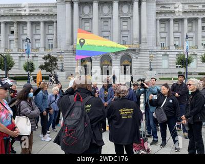 San Francisco, Kalifornien, USA. August 2023. Vor dem Rathaus von San Francisco versammeln sich Menschen, um am Samstag, den 26. August 2023, die Celebrate Tenderloin Tour in San Francisco, Kalifornien, zu besuchen. Die beworbene „˜Doom Loop Tour“ war eine No Show und sollte am Rathaus beginnen und verschiedene heruntergekommene Gebiete der Innenstadt von San Francisco abdecken. (Kreditbild: © David G. McIntyre/ZUMA Press Wire) NUR REDAKTIONELLE VERWENDUNG! Nicht für kommerzielle ZWECKE! Stockfoto