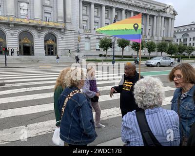 San Francisco, Kalifornien, USA. August 2023. Vor dem Rathaus von San Francisco versammeln sich Menschen, um am Samstag, den 26. August 2023, die Celebrate Tenderloin Tour in San Francisco, Kalifornien, zu besuchen. Die beworbene „˜Doom Loop Tour“ war eine No Show und sollte am Rathaus beginnen und verschiedene heruntergekommene Gebiete der Innenstadt von San Francisco abdecken. (Kreditbild: © David G. McIntyre/ZUMA Press Wire) NUR REDAKTIONELLE VERWENDUNG! Nicht für kommerzielle ZWECKE! Stockfoto