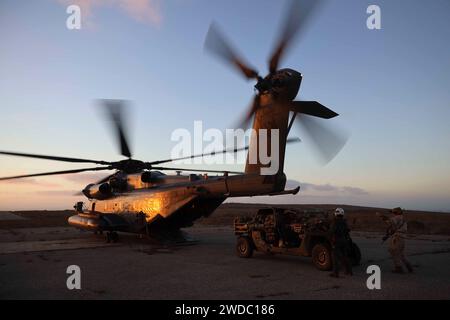 US-Marines, die der Reconnaissance Company, 15. Marine Expeditionary Unit, zugewiesen sind, laden ein ultraleichtes taktisches Fahrzeug in einen CH-53E Super Hengst, der am 10. Januar 2024 an der Marine Medium Tiltrotor Squadron (VMM) 165 (verstärkt), 15. MEU, auf San Clemente Island, Kalifornien, befestigt ist. Die Marines waren rückläufig, nachdem sie eine Expeditionsoperation abgeschlossen hatten. Das EAB wurde für Marines eingerichtet, um Bedrohungen in der Nähe zu erkennen und das Bewusstsein für maritime Bereiche während der integrierten Schulung der Boxer Amphibious Ready Group zu stärken. (Foto des U.S. Marine Corps von Gunnery Sgt. Antonio CA Stockfoto