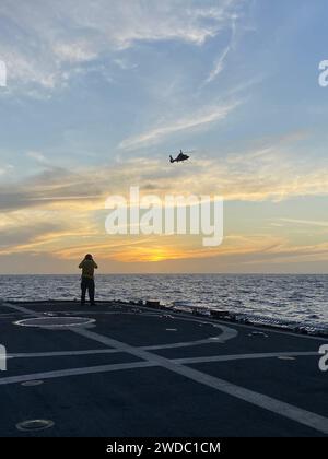 Coast Guard Cutter resolut Crew Seemann Samuel Gonzalez Wellen eine US ...