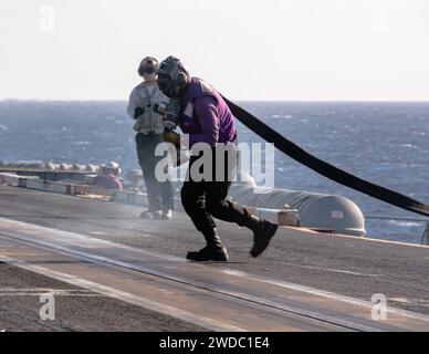 PACIFIC OCEAN (18. Januar 2024) der US Navy Aviation Boatswain’s Mate (Fuel) 2nd Class Jeremiah Joseph aus San Antonio zieht eine Tanklinie auf dem Flugdeck des Flugzeugträgers USS Theodore Roosevelt (CVN 71), 18. Januar 2024. Theodore Roosevelt, Flaggschiff der Carrier Strike Group Nine, führt im Einsatzgebiet der 3. Flotte der USA routinemäßige Operationen durch. Als integraler Bestandteil der U.S. Pacific Fleet betreibt die U.S. 3rd Fleet Marinekräfte im Indopazifik und bietet die realistische, relevante Ausbildung, die notwendig ist, um die Rolle der U.S. Navy über das gesamte Spektrum von m auszuüben Stockfoto