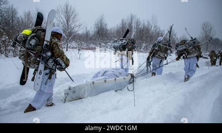 Soldaten des 2. Bataillons, 87. Infanterieregiments, schleppen einen Schlitten mit einem arktischen Zelt, um sich beim D-Series-Wettbewerb auf Fort Drum, NY, am 18. Januar 2024 zu qualifizieren. Der einwöchige Wettbewerb geht auf die berühmten Divisionsmanöver zurück, die die 10th Mountain Division in Camp Hale, Colorado, 1944 ausübte. (Foto der US-Armee von Elijah Campbell) Stockfoto