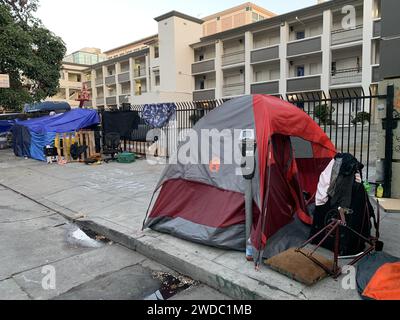 San Francisco, Kalifornien, USA. September 2023. Ein Obdachlosenlager im Tenderloin District in San Francisco, Kalifornien am Donnerstag, 28. September 2023. Die Stadt San Francisco ist wegen ihres Umgangs mit Obdachlosen, Drogen- und Einzelhandelsproblemen in der Innenstadt von San Francisco sehr stark angegriffen worden. (Kreditbild: © David G. McIntyre/ZUMA Press Wire) NUR REDAKTIONELLE VERWENDUNG! Nicht für kommerzielle ZWECKE! Stockfoto