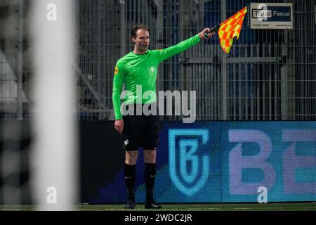 Den Bosch, Niederlande. Januar 2024. DEN BOSCH, NIEDERLANDE - 19. JANUAR: Stellvertretender Schiedsrichter Sjoerd Nanninga beim niederländischen Keuken Kampioen Divisie Spiel zwischen dem FC den Bosch und Roda JC im Stadion de Vliert am 19. Januar 2024 in den Bosch, Niederlande. (Foto von Rene Nijhuis/Orange Pictures) Credit: Orange Pics BV/Alamy Live News Stockfoto