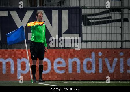 Den Bosch, Niederlande. Januar 2024. DEN BOSCH, NIEDERLANDE - 19. JANUAR: Stellvertretender Schiedsrichter Sjoerd Nanninga beim niederländischen Keuken Kampioen Divisie Spiel zwischen dem FC den Bosch und Roda JC im Stadion de Vliert am 19. Januar 2024 in den Bosch, Niederlande. (Foto von Rene Nijhuis/Orange Pictures) Credit: Orange Pics BV/Alamy Live News Stockfoto