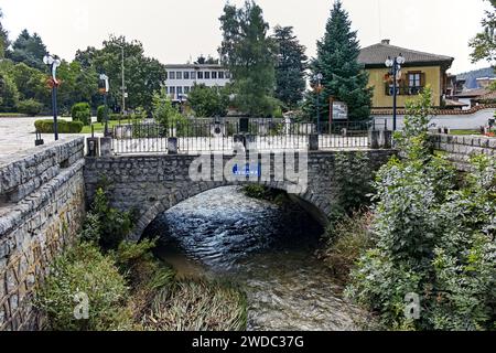 KALOFER, BULGARIEN - 5. AUGUST 2018: Panorama des Zentrums der historischen Stadt Kalofer, Region Plovdiv, Bulgarien Stockfoto