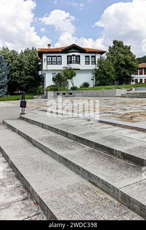 KALOFER, BULGARIEN - 5. AUGUST 2018: Panorama des Zentrums der historischen Stadt Kalofer, Region Plovdiv, Bulgarien Stockfoto