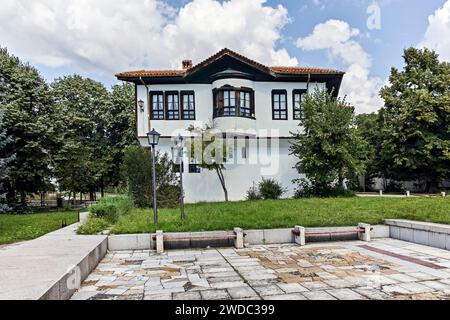 KALOFER, BULGARIEN - 5. AUGUST 2018: Panorama des Zentrums der historischen Stadt Kalofer, Region Plovdiv, Bulgarien Stockfoto