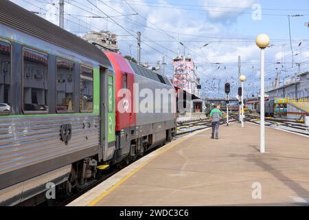 Lissabon, Portugal - 19.09.2023 Bahnhof Lissabon in Santa Apolonia mit CP-Zug (Comboios de Portugal), Lissabon, Portugal. Stockfoto