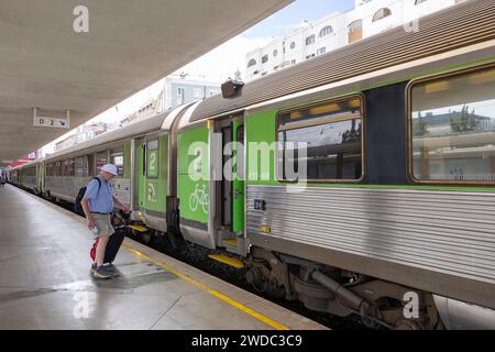 Lisboa, Portugal - 20.09.2023: Touristen, die in den Zug der CP (Comboios de Portugal) am Bahnhof Santa Apolonia in der Stadt einsteigen Stockfoto