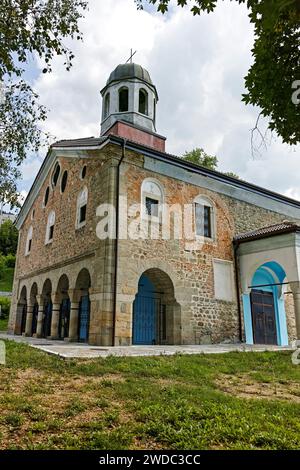 KALOFER, BULGARIEN - 5. AUGUST 2018: Panorama des Zentrums der historischen Stadt Kalofer, Region Plovdiv, Bulgarien Stockfoto