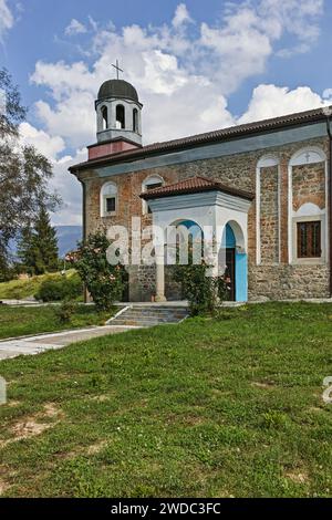 KALOFER, BULGARIEN - 5. AUGUST 2018: Panorama des Zentrums der historischen Stadt Kalofer, Region Plovdiv, Bulgarien Stockfoto