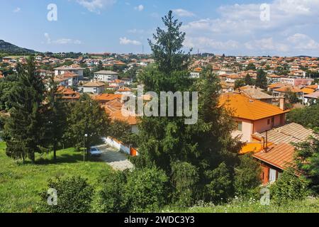 KALOFER, BULGARIEN - 5. AUGUST 2018: Panorama des Zentrums der historischen Stadt Kalofer, Region Plovdiv, Bulgarien Stockfoto