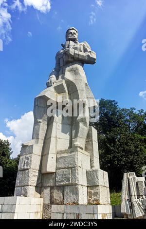 KALOFER, BULGARIEN - 5. AUGUST 2018: Panorama des Zentrums der historischen Stadt Kalofer, Region Plovdiv, Bulgarien Stockfoto