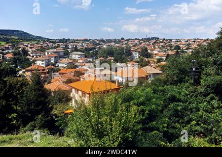 KALOFER, BULGARIEN - 5. AUGUST 2018: Panorama des Zentrums der historischen Stadt Kalofer, Region Plovdiv, Bulgarien Stockfoto