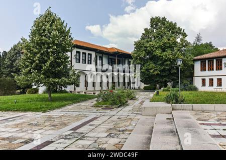 KALOFER, BULGARIEN - 5. AUGUST 2018: Panorama des Zentrums der historischen Stadt Kalofer, Region Plovdiv, Bulgarien Stockfoto