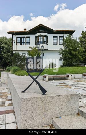 KALOFER, BULGARIEN - 5. AUGUST 2018: Panorama des Zentrums der historischen Stadt Kalofer, Region Plovdiv, Bulgarien Stockfoto