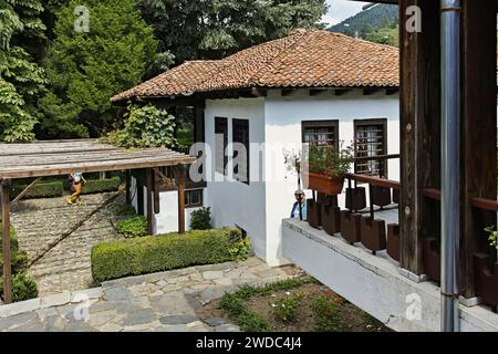 KALOFER, BULGARIEN - 5. AUGUST 2018: Panorama des Zentrums der historischen Stadt Kalofer, Region Plovdiv, Bulgarien Stockfoto