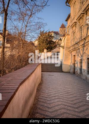 Vormittagstour über die Schlosstreppe zur Prager Burg. Winterdämmerung bei Sonnenaufgang. Prag, Tschechische Republik Stockfoto