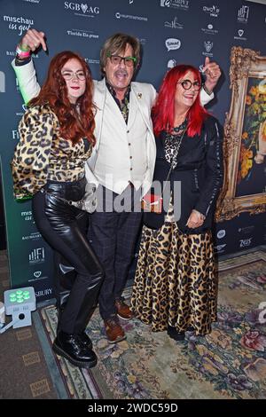 Jörg Draeger mit Ehefrau Petra Draeger und Tochter Cinzia-Paulina Draeger beim Public Viewing zum TV-Start von Ich bin ein Star holt mich hier raus im Hotel Pullmann Schweizer Hof in Berlin am 19.01.2024 *** Jörg Draeger mit Ehefrau Petra Draeger und Tochter Cinzia Paulina Draeger beim öffentlichen Fernsehen für den TV-Launch von Ich bin ein Star holt mich hier raus im Hotel Pullmann Schweizer Hof in Berlin am 19 01 2024 Stockfoto